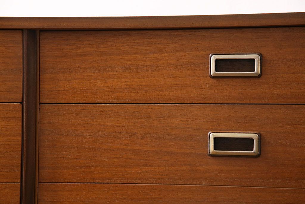 ヴィンテージ家具　北欧ビンテージ　チーク材　スタイリッシュなデザインのサイドボード(チェスト)