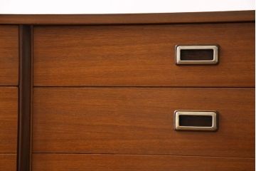 ヴィンテージ家具　北欧ビンテージ　チーク材　スタイリッシュなデザインのサイドボード(チェスト)