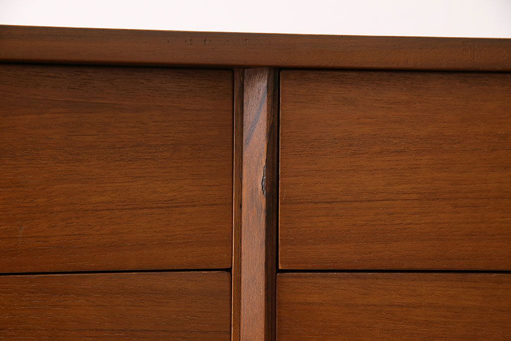 ヴィンテージ家具　北欧ビンテージ　チーク材　スタイリッシュなデザインのサイドボード(チェスト)