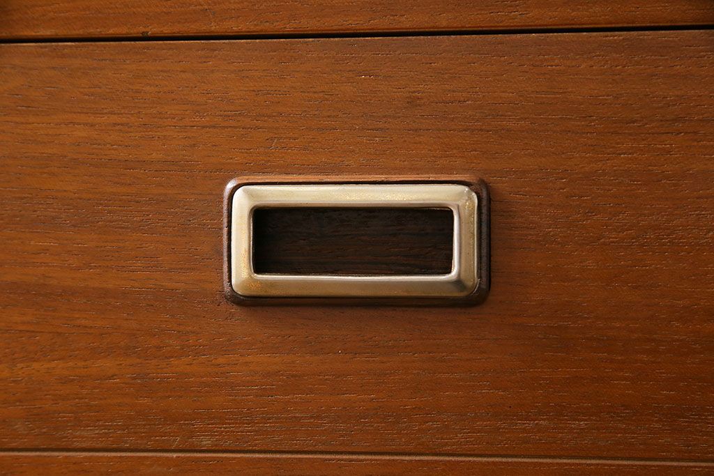 ヴィンテージ家具　北欧ビンテージ　チーク材　スタイリッシュなデザインのサイドボード(チェスト)