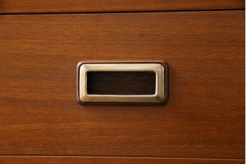 ヴィンテージ家具　北欧ビンテージ　チーク材　スタイリッシュなデザインのサイドボード(チェスト)