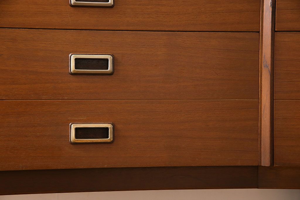 ヴィンテージ家具　北欧ビンテージ　チーク材　スタイリッシュなデザインのサイドボード(チェスト)