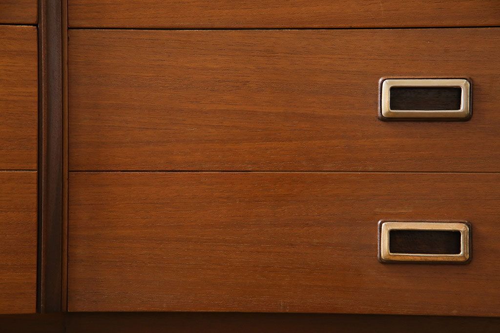 ヴィンテージ家具　北欧ビンテージ　チーク材　スタイリッシュなデザインのサイドボード(チェスト)