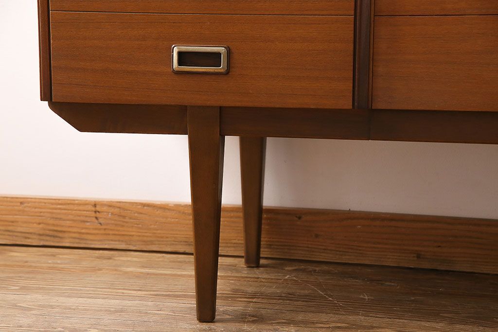 ヴィンテージ家具　北欧ビンテージ　チーク材　スタイリッシュなデザインのサイドボード(チェスト)