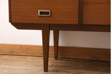 ヴィンテージ家具　北欧ビンテージ　チーク材　スタイリッシュなデザインのサイドボード(チェスト)