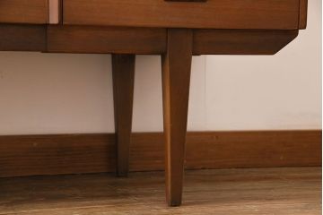 ヴィンテージ家具　北欧ビンテージ　チーク材　スタイリッシュなデザインのサイドボード(チェスト)