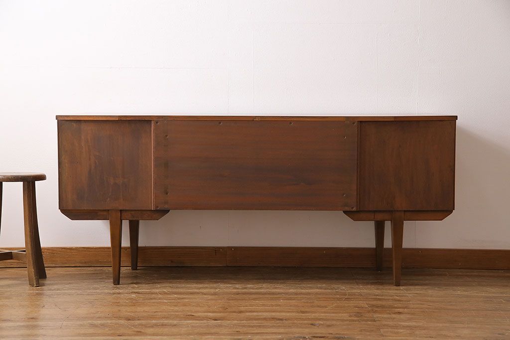 ヴィンテージ家具　北欧ビンテージ　チーク材　スタイリッシュなデザインのサイドボード(チェスト)