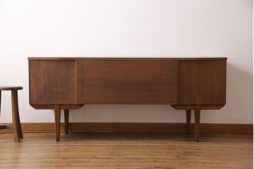 ヴィンテージ家具　北欧ビンテージ　チーク材　スタイリッシュなデザインのサイドボード(チェスト)