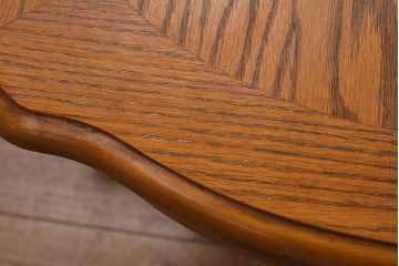 中古　イギリス家具　木目が美しいコーヒーテーブル(ラウンドテーブル、サイドテーブル)