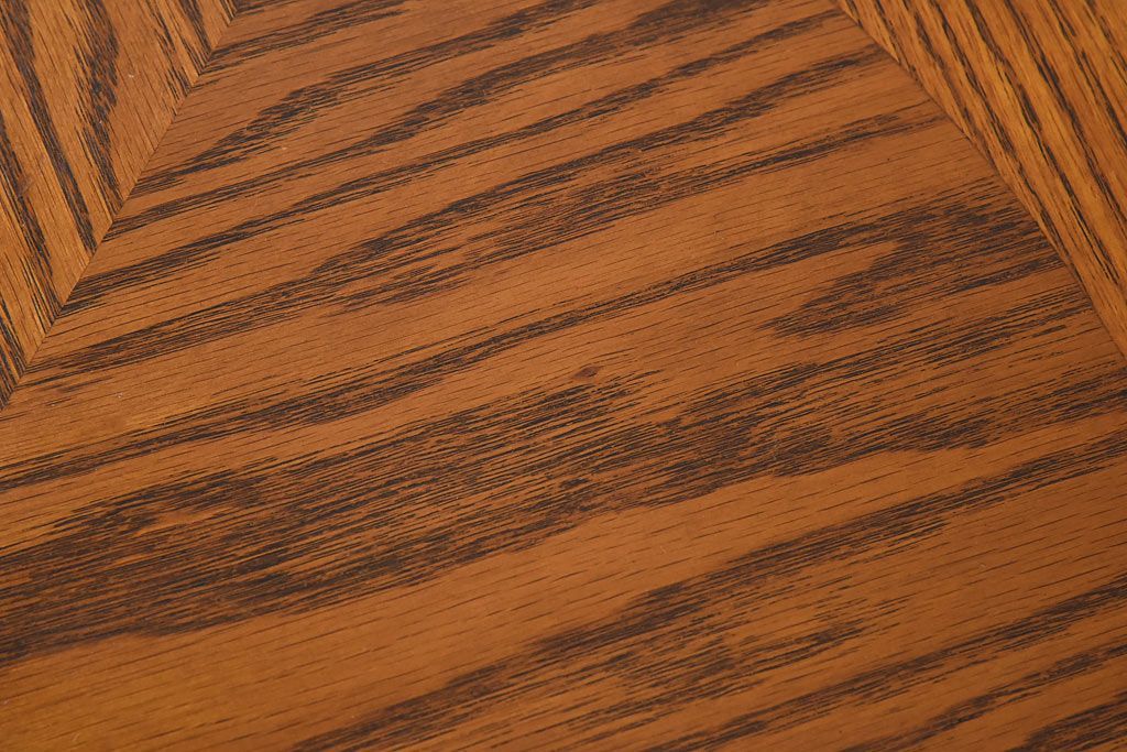 中古　イギリス家具　木目が美しいコーヒーテーブル(ラウンドテーブル、サイドテーブル)