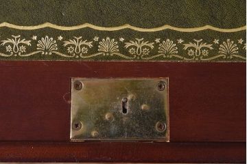 ヴィンテージ家具　イギリスビンテージ　ウォールナット材　品格のあるライティングビューロー(簿記机、在宅ワーク、在宅用デスク)