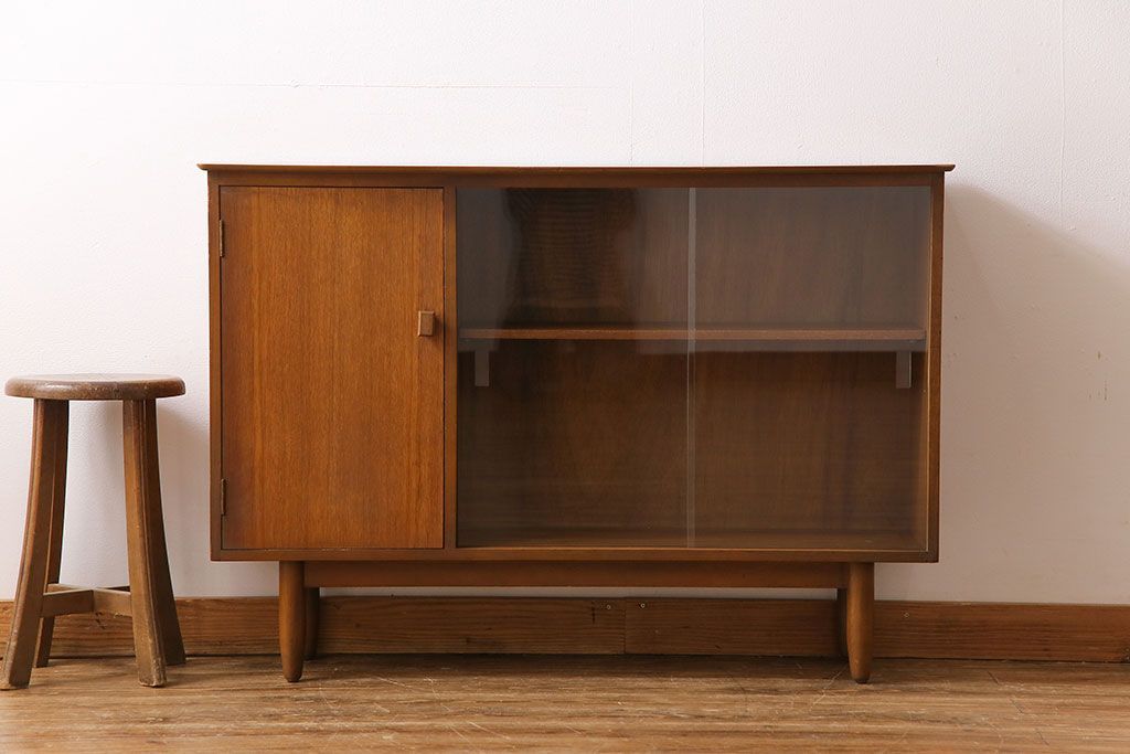 ヴィンテージ家具　北欧ビンテージ　すっきりとした佇まいが魅力のサイドボード(リビングボード、収納棚、飾り棚)