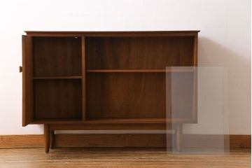 ヴィンテージ家具　北欧ビンテージ　すっきりとした佇まいが魅力のサイドボード(リビングボード、収納棚、飾り棚)