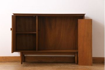 ヴィンテージ家具　北欧ビンテージ　すっきりとした佇まいが魅力のサイドボード(リビングボード、収納棚、飾り棚)