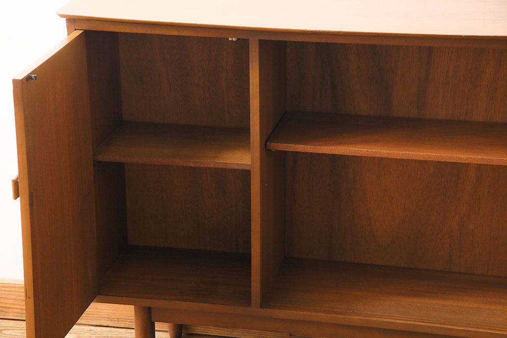 ヴィンテージ家具　北欧ビンテージ　すっきりとした佇まいが魅力のサイドボード(リビングボード、収納棚、飾り棚)