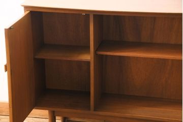 ヴィンテージ家具　北欧ビンテージ　すっきりとした佇まいが魅力のサイドボード(リビングボード、収納棚、飾り棚)