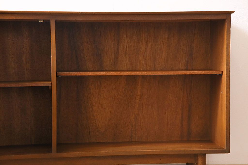 ヴィンテージ家具　北欧ビンテージ　すっきりとした佇まいが魅力のサイドボード(リビングボード、収納棚、飾り棚)