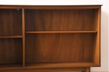 ヴィンテージ家具　北欧ビンテージ　すっきりとした佇まいが魅力のサイドボード(リビングボード、収納棚、飾り棚)