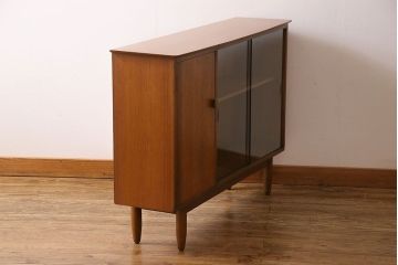 ヴィンテージ家具　北欧ビンテージ　すっきりとした佇まいが魅力のサイドボード(リビングボード、収納棚、飾り棚)