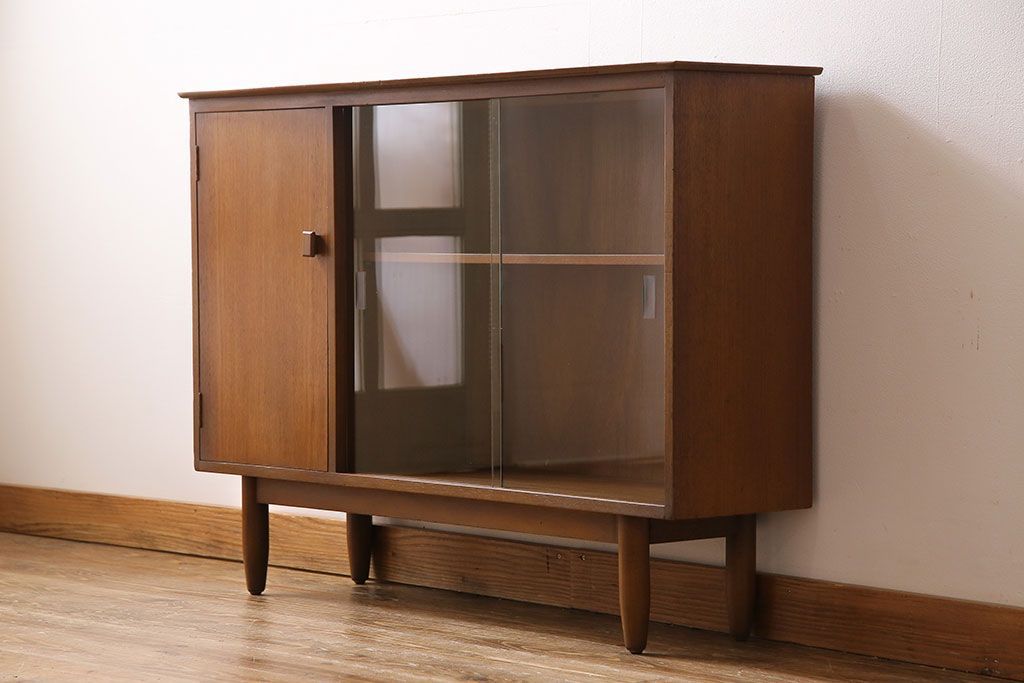 ヴィンテージ家具　北欧ビンテージ　すっきりとした佇まいが魅力のサイドボード(リビングボード、収納棚、飾り棚)