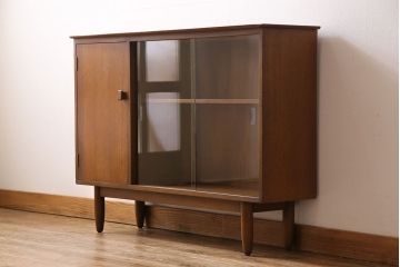 ヴィンテージ家具　北欧ビンテージ　すっきりとした佇まいが魅力のサイドボード(リビングボード、収納棚、飾り棚)