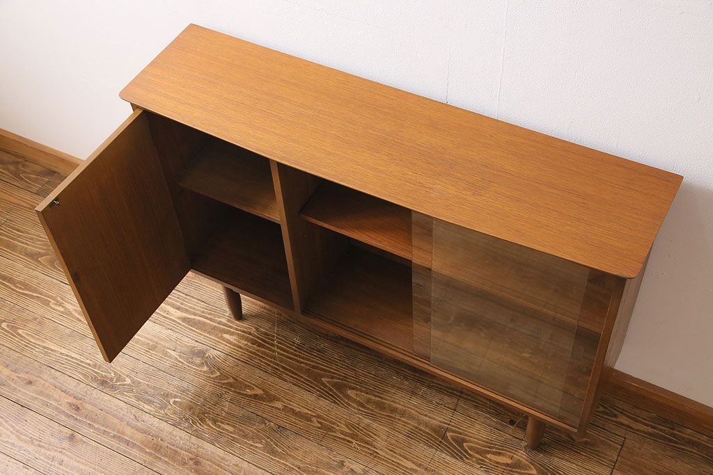 ヴィンテージ家具　北欧ビンテージ　すっきりとした佇まいが魅力のサイドボード(リビングボード、収納棚、飾り棚)