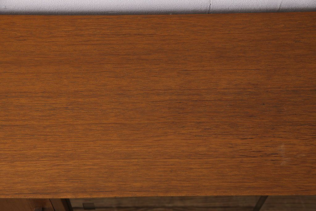 ヴィンテージ家具　北欧ビンテージ　すっきりとした佇まいが魅力のサイドボード(リビングボード、収納棚、飾り棚)