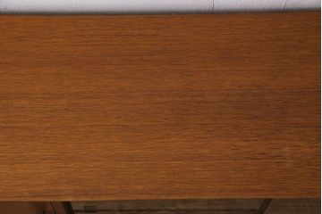 ヴィンテージ家具　北欧ビンテージ　すっきりとした佇まいが魅力のサイドボード(リビングボード、収納棚、飾り棚)