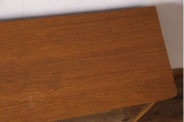 ヴィンテージ家具　北欧ビンテージ　すっきりとした佇まいが魅力のサイドボード(リビングボード、収納棚、飾り棚)