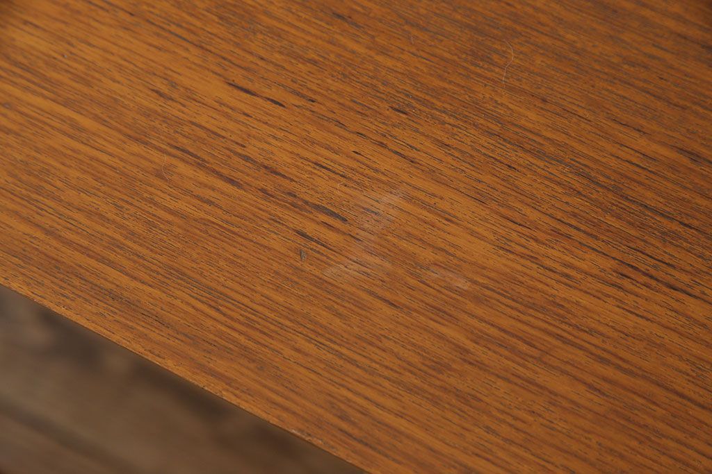 ヴィンテージ家具　北欧ビンテージ　すっきりとした佇まいが魅力のサイドボード(リビングボード、収納棚、飾り棚)