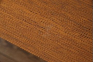 ヴィンテージ家具　北欧ビンテージ　すっきりとした佇まいが魅力のサイドボード(リビングボード、収納棚、飾り棚)