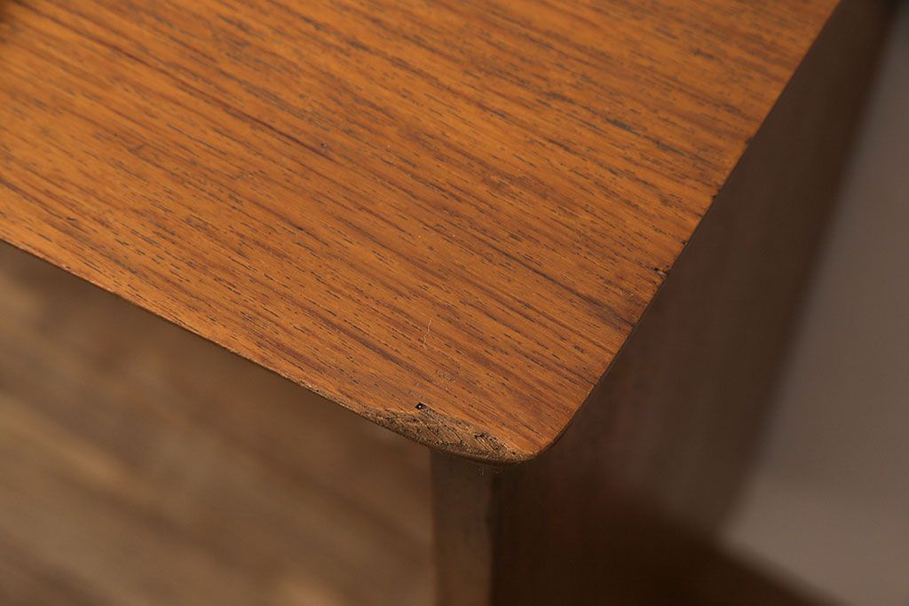 ヴィンテージ家具　北欧ビンテージ　すっきりとした佇まいが魅力のサイドボード(リビングボード、収納棚、飾り棚)