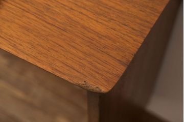 ヴィンテージ家具　北欧ビンテージ　すっきりとした佇まいが魅力のサイドボード(リビングボード、収納棚、飾り棚)