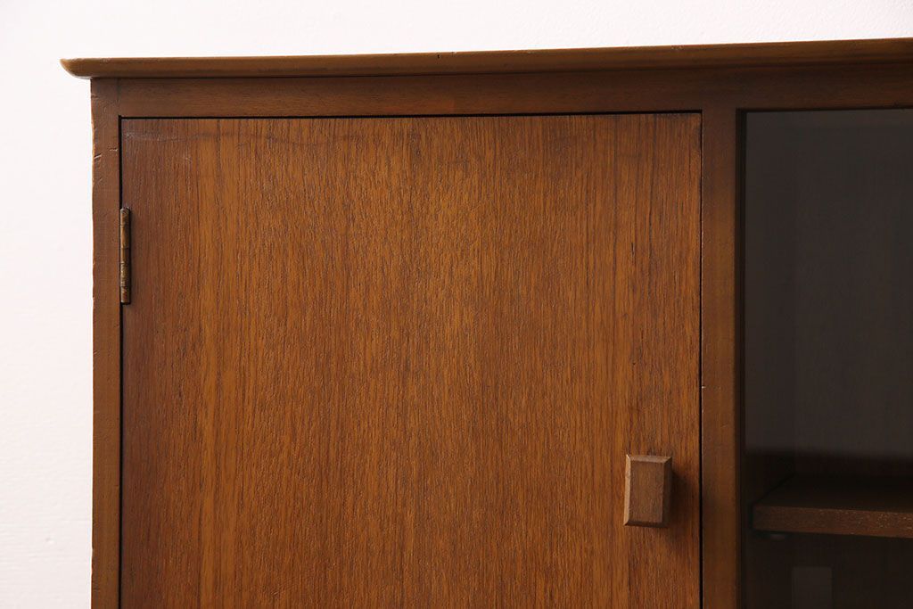 ヴィンテージ家具　北欧ビンテージ　すっきりとした佇まいが魅力のサイドボード(リビングボード、収納棚、飾り棚)