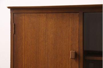 ヴィンテージ家具　北欧ビンテージ　すっきりとした佇まいが魅力のサイドボード(リビングボード、収納棚、飾り棚)