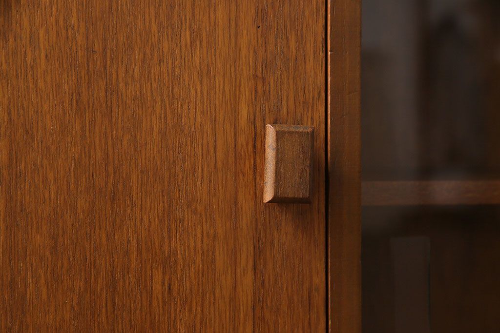 ヴィンテージ家具　北欧ビンテージ　すっきりとした佇まいが魅力のサイドボード(リビングボード、収納棚、飾り棚)