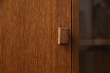 ヴィンテージ家具　北欧ビンテージ　すっきりとした佇まいが魅力のサイドボード(リビングボード、収納棚、飾り棚)