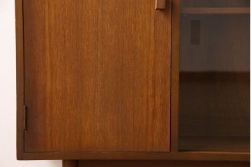 ヴィンテージ家具　北欧ビンテージ　すっきりとした佇まいが魅力のサイドボード(リビングボード、収納棚、飾り棚)