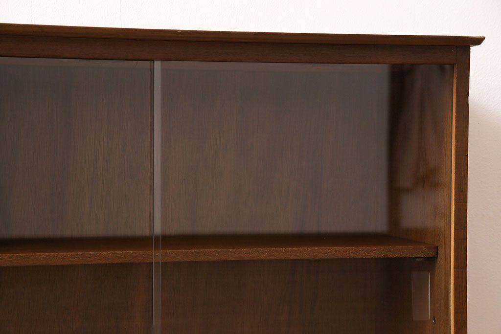 ヴィンテージ家具　北欧ビンテージ　すっきりとした佇まいが魅力のサイドボード(リビングボード、収納棚、飾り棚)