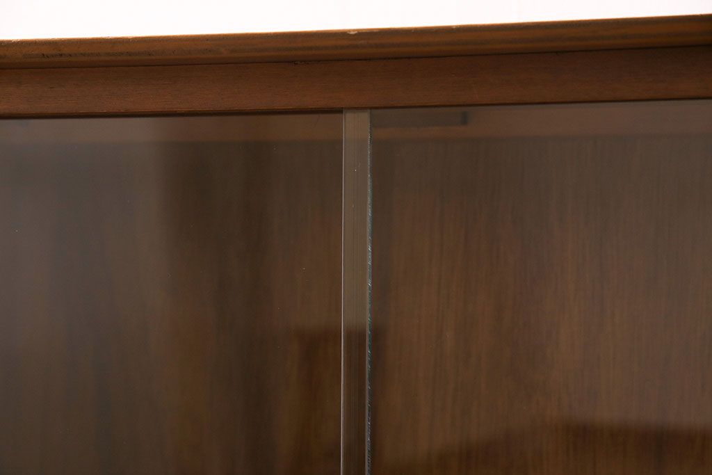 ヴィンテージ家具　北欧ビンテージ　すっきりとした佇まいが魅力のサイドボード(リビングボード、収納棚、飾り棚)