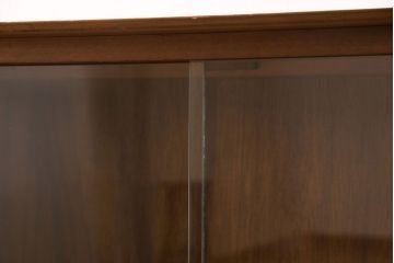 ヴィンテージ家具　北欧ビンテージ　すっきりとした佇まいが魅力のサイドボード(リビングボード、収納棚、飾り棚)