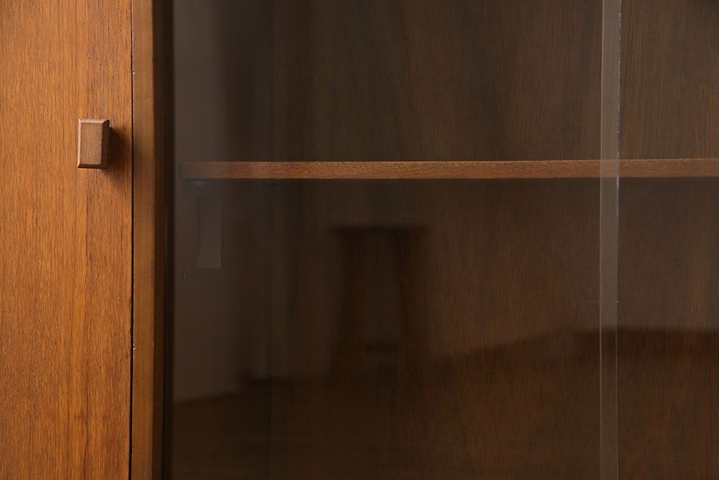 ヴィンテージ家具　北欧ビンテージ　すっきりとした佇まいが魅力のサイドボード(リビングボード、収納棚、飾り棚)