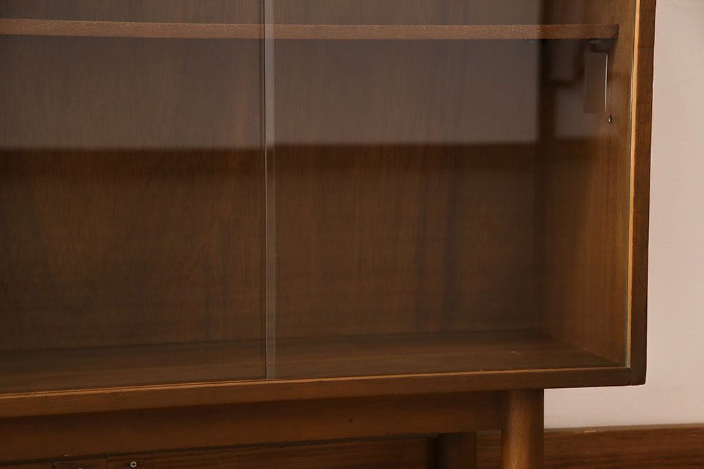 ヴィンテージ家具　北欧ビンテージ　すっきりとした佇まいが魅力のサイドボード(リビングボード、収納棚、飾り棚)