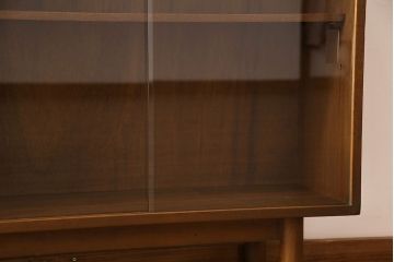 ヴィンテージ家具　北欧ビンテージ　すっきりとした佇まいが魅力のサイドボード(リビングボード、収納棚、飾り棚)