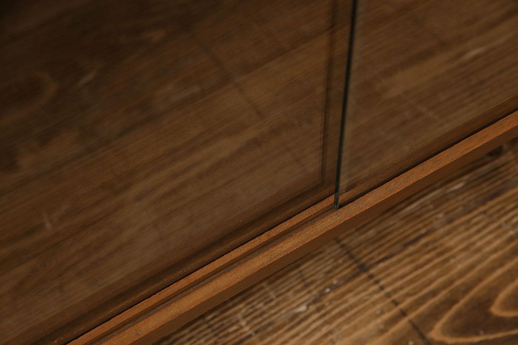 ヴィンテージ家具　北欧ビンテージ　すっきりとした佇まいが魅力のサイドボード(リビングボード、収納棚、飾り棚)