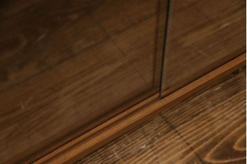 ヴィンテージ家具　北欧ビンテージ　すっきりとした佇まいが魅力のサイドボード(リビングボード、収納棚、飾り棚)