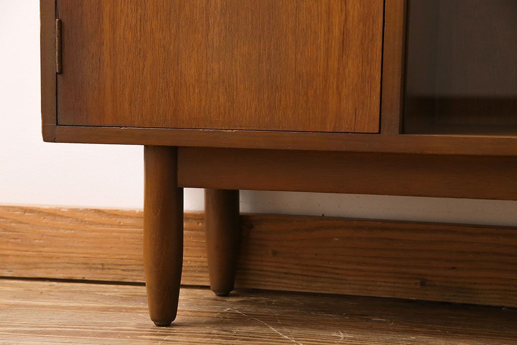 ヴィンテージ家具　北欧ビンテージ　すっきりとした佇まいが魅力のサイドボード(リビングボード、収納棚、飾り棚)