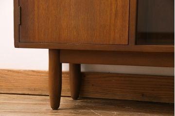 ヴィンテージ家具　北欧ビンテージ　すっきりとした佇まいが魅力のサイドボード(リビングボード、収納棚、飾り棚)