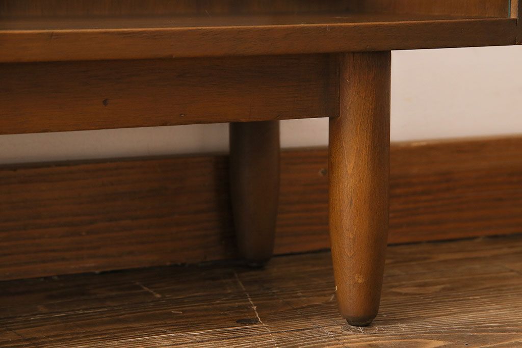 ヴィンテージ家具　北欧ビンテージ　すっきりとした佇まいが魅力のサイドボード(リビングボード、収納棚、飾り棚)