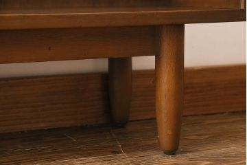 ヴィンテージ家具　北欧ビンテージ　すっきりとした佇まいが魅力のサイドボード(リビングボード、収納棚、飾り棚)